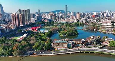 广州蓝天通透东山湖城市公园航拍4k视频的预览图